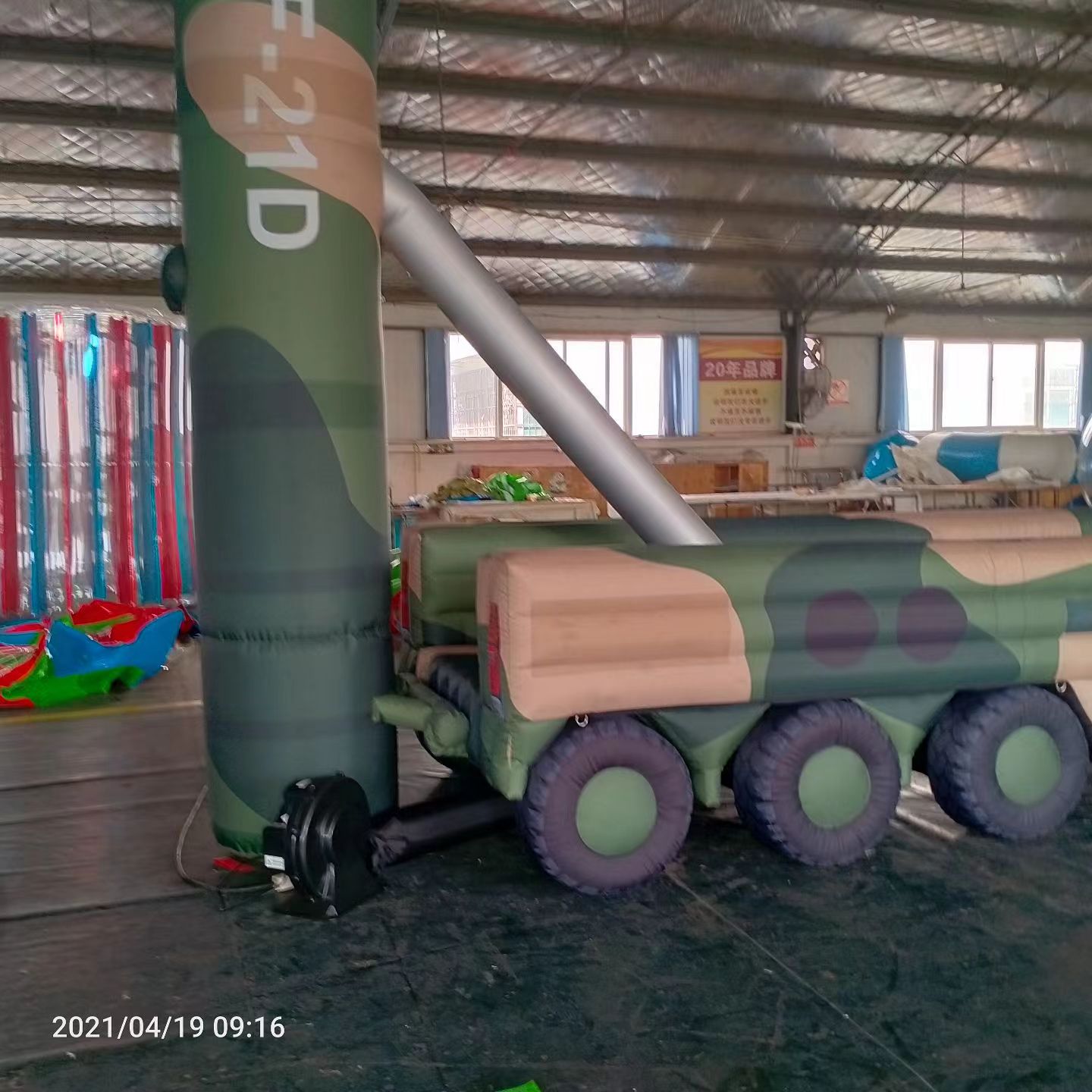 平舆军事演习中的充气目标车辆：模拟发射车雷达车坦克飞机